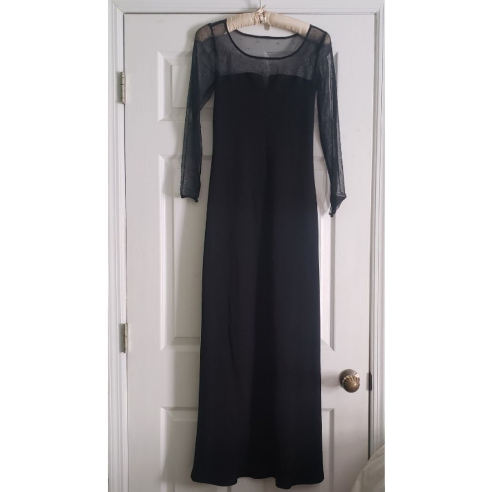 BERGDORF GOODMAN sheath silhouette evening gown